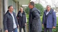  Borisa Popoviča  sta  pred sodiščem pričakala svetovalec   
Dejan Škerlič (levo) in vodja občinskega inšpektorata Ljubiša 
Mihajlović (desno).