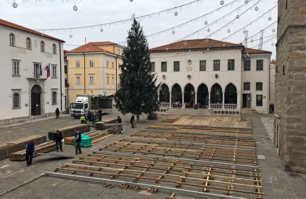 Na Titovem trgu v teh dneh postavljajo pod za več kot 300 
kvadratnih metrov veliko drsališče.
