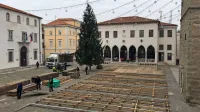 Na Titovem trgu v teh dneh postavljajo pod za več kot 300 
kvadratnih metrov veliko drsališče.