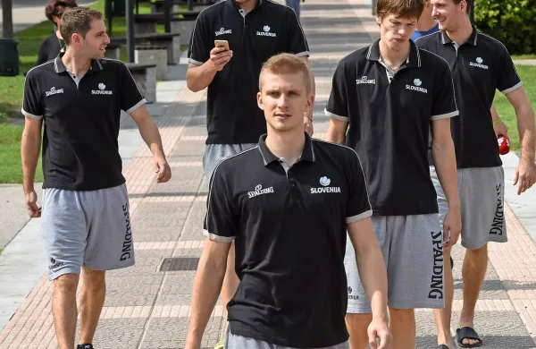 Luka Rupnik (v ospredju) na predstavitvi ekipe pred evropskim prvenstvom leta 2015. V 
reprezentanci je od košarkarjev na fotografiji zdaj samo on.
