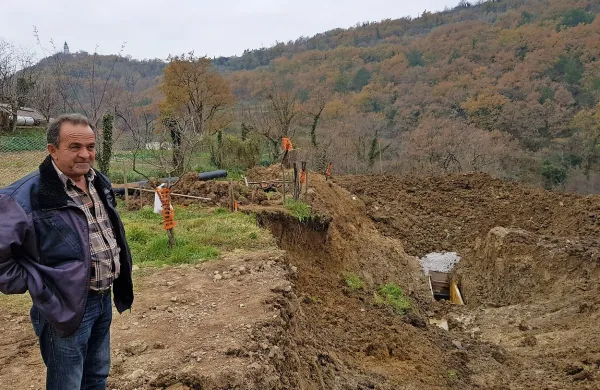 Jozo Jelinič iz Adriainga pravi, da sta pred dnevi blato in zemlja povsem stisnila in deformirala 
opaž, s katerim so pripravili lokacijo za namestitev jaška za odvodnjavanje. 
