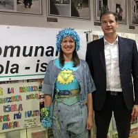 Metka Šori kot Cuperman in Denis Bele, direktor Komunale 
Izola.
