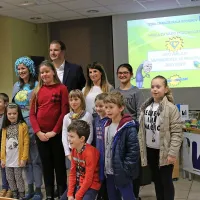 Nekaj otrok je prispelo na tiskovno konferenco in se ponosno 
nastavilo fotografskim objektivom. 