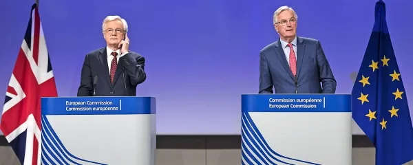 Pogajanja za izstop Velike Britanije iz Evropske unije vodita 
David Davis (levo) in Michel Barnier.