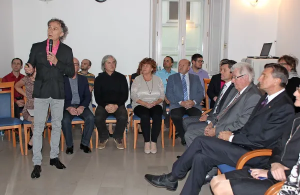 Predstojnik inštituta dr. Tadej Slabe in raziskovalci (v ozadju) 
so svoje raziskovalne dosežke predstavili tudi predsedniku 
države.