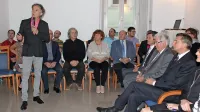 Predstojnik inštituta dr. Tadej Slabe in raziskovalci (v ozadju) 
so svoje raziskovalne dosežke predstavili tudi predsedniku 
države.