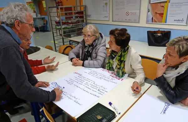 Udeleženci razprave so ugotovili, da - razen rekreativno - v 
Sežani skoraj nihče na kolesari in da javnega prevoza - razen 
šolskega avtobusa - skoraj ni.