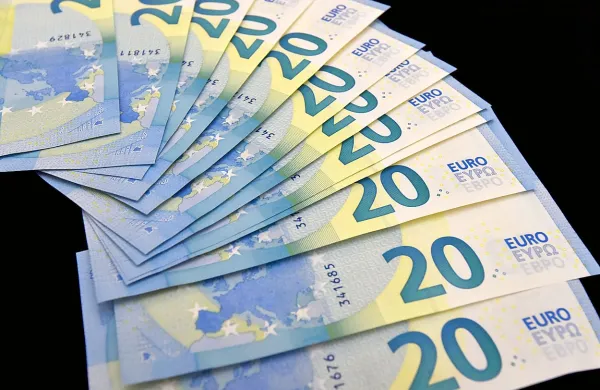 Namesto da bi sodni izvršitelj denar dolžnikov nakazal 
upnikom, je v najmanj šestih primerih denar preprosto 
zadržal.