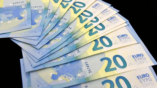 Namesto da bi sodni izvršitelj denar dolžnikov nakazal 
upnikom, je v najmanj šestih primerih denar preprosto 
zadržal.