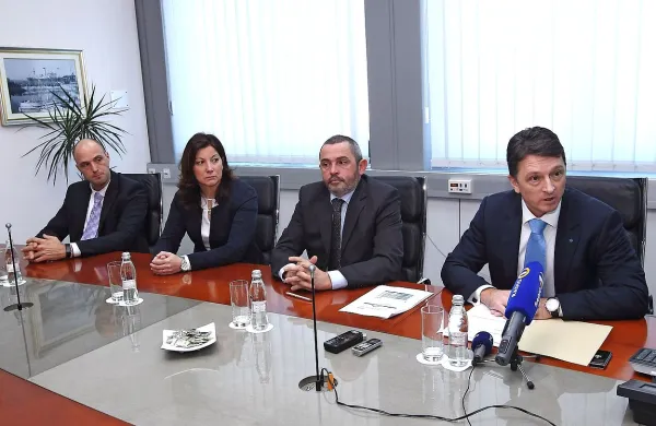 Uprava Luke: delavski direktor in član uprave Stojan Čepar 
(zanj nadzorni svet ne predlaga nezaupnice), člana uprave 
Irena Vincek in Andraž Novak ter predsednik uprave Drago 
Matić.   