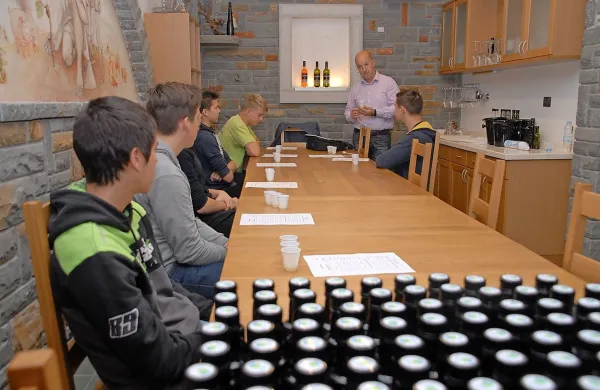 Dijaki Srednje biotehniške šole iz Šempetra pri Gorici so v okviru svetovnega dne oljk ocenjevali oljčno olje.