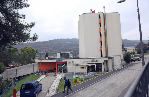 V Luki Koper spet iščejo kupca za svoj nekdanji samski dom oziroma Prenočišča Prisoje, 
čeprav je Univerza na Primorskem že lani zanj ponudila 2,5 milijona evrov.