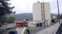 V Luki Koper spet iščejo kupca za svoj nekdanji samski dom oziroma Prenočišča Prisoje, 
čeprav je Univerza na Primorskem že lani zanj ponudila 2,5 milijona evrov.