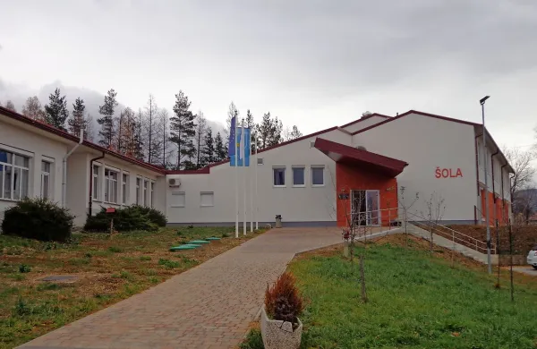 Šola v Kuteževem ima lep in sodoben prizidek.