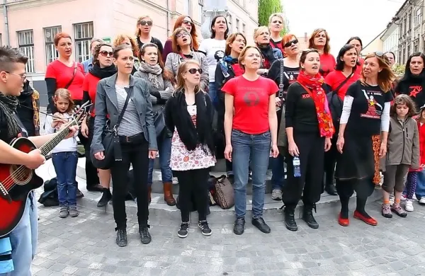 V filmu o Kombinatkah se zvrstijo posnetki z  nastopov na 
protestih, koncertih, državnih proslavah, javnih in zaprtih 
vajah ... 