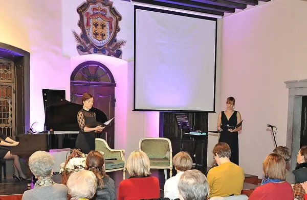 V četrtek so  v viteški dvorani gradu Dobrovo  nastopili pianistka Ingrid Mačus,  pevki Mirjam Jelnikar in  Martina Kocina ter  
tolkalec Alberto Zenarolla.