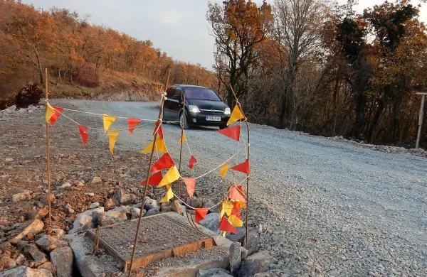 Po taki “cesti”, ki je v posameznih delih kot   gradbišče, se od prejšnjega tedna v službo in po 
opravkih vozijo Vrhovci. Kdaj se bodo dela nadaljevala, ne vedo.