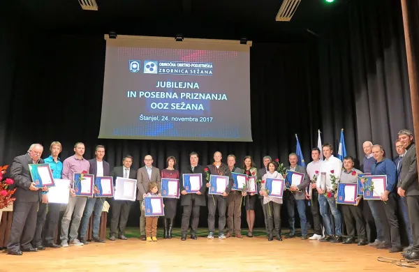 Na prireditvi - letos  so jo pripravili v Štanjelu - je sežanska območna zbornica podelila  28 jubilejnih nagrad, osem posebnih 
in eno častno priznanje.