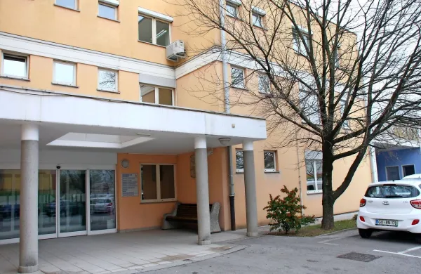   Zdravstveni dom Ajdovščina si je prejšnji teden,  prvi med zdravstvenimi zavodi v tem delu 
Slovenije,  prislužil nov certifikat kakovosti po standardu 2001:2015.