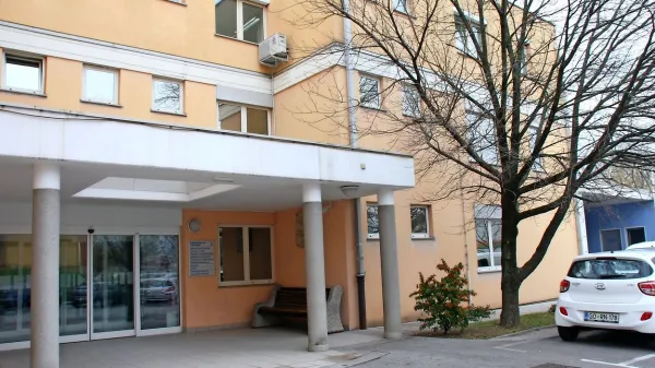   Zdravstveni dom Ajdovščina si je prejšnji teden,  prvi med zdravstvenimi zavodi v tem delu 
Slovenije,  prislužil nov certifikat kakovosti po standardu 2001:2015.