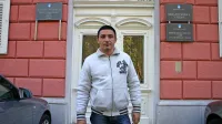 Novogoriškemu okrožnemu sodišču je v četrtek končno 
uspelo stopiti v stik z Matjažem Trampužem, ki pa je 
“postregel” s tretjim scenarijem napada nanj.  