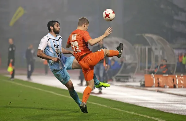 Dvoboj ob robu igrišča: Timotej Mate (v oranžnem dresu 
Ankarana) in Matija Škarabot, ki je podal za prvi gol Gorice. 