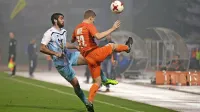 Dvoboj ob robu igrišča: Timotej Mate (v oranžnem dresu 
Ankarana) in Matija Škarabot, ki je podal za prvi gol Gorice. 
