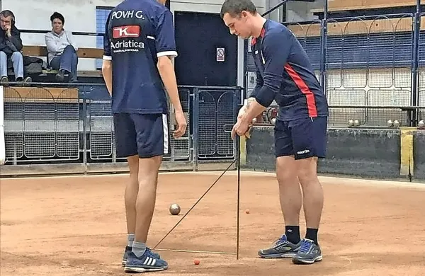 Agrochemov Gašper Povh je v igri v krog nadigral člana Zabič 
Igorja Širclja. 
