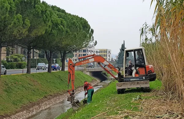 Delavci koprske  Marjetice so očistili strugo in brežine Olmskega potoka.