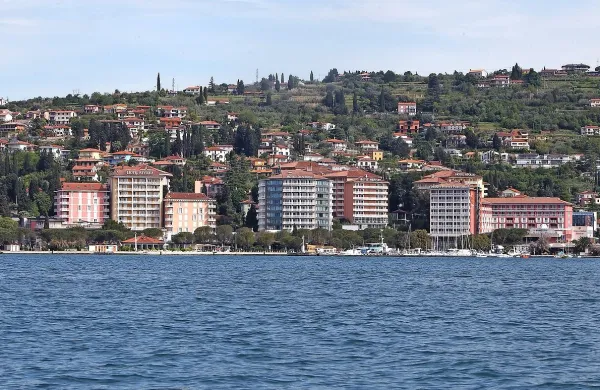  Istrabenz Turizem, ki ima šest hotelov v Portorožu,  je  še edina 
hčerinska družba Istrabenza.  