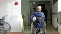 S starostjo se povečuje delež ljudi, ki postajajo vse bolj 
odvisni od pomoči drugih. 