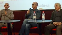 Predsednik goriškega Kinoateljeja Aleš Doktorič (v sredini) se 
je v izolskem Odeonu pogovarjal z letošnjim nagrajencem 
Mariom Brento (desno) in primorskim režiserjem Borisom 
Palčičem. 