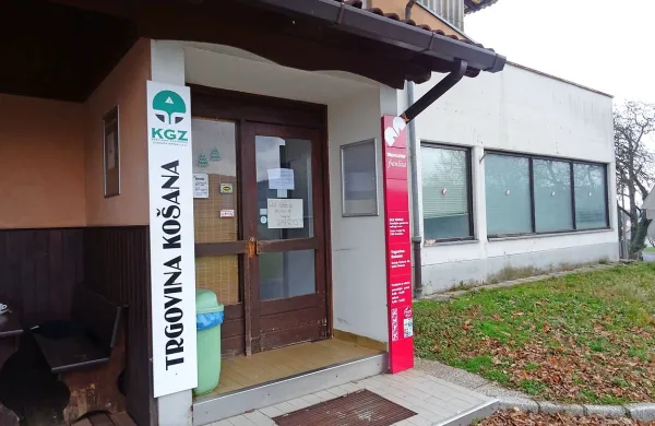    Skupaj s trgovino so v Košani zaprli tudi pogodbeno pošto. Ta zdaj začasno deluje v prostorih 
Pošte Slovenije, a kot vse kaže, tam ne bo več dolgo.   