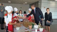 S šetrajevim čajem so divaški šolarji navdušili tudi ministra za kmetijstvo, 
gozdarstvo in prehrano Dejana Židana.