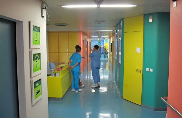 Epiduralne anestezije v šempetrski porodnišnici za zdaj ne bodo dodatno zaračunavali.