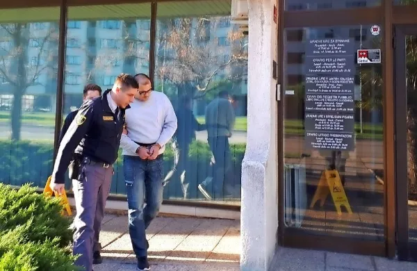 Sodnik koprskega sodišča je Ljubišo Popovića včeraj zaradi 
dveh ropov v Bertokih  obsodil še na tri leta in dva meseca 
zapora.