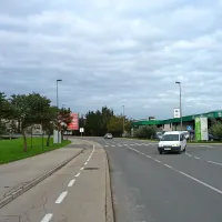 V prihodnje bodo križišče ob Agrarii preuredili v krožišče in 
Tomosovo območje povezali z mostičkom čez Badaševico 
na novo območje.