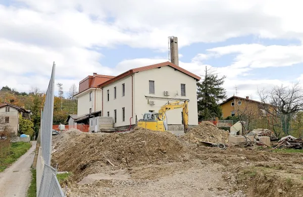 Po energetskih obnovah šol na Dobrovem in v Kojskem (na
fotografiji), zdaj tam gradijo prizidek k vrtcu. To sicer spremljajo pritožbe, da se dela preveč vlečejo.