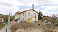Po energetskih obnovah šol na Dobrovem in v Kojskem (na 
fotografiji), zdaj tam gradijo prizidek k vrtcu. To sicer spremljajo pritožbe, da se dela preveč vlečejo. 