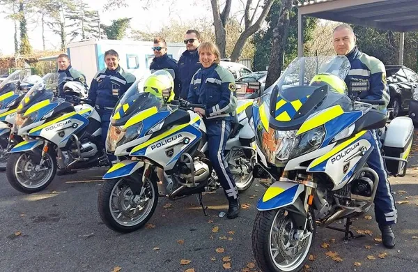Trije koprski policisti in policistka na novih motorjih.
