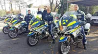 Trije koprski policisti in policistka na novih motorjih.