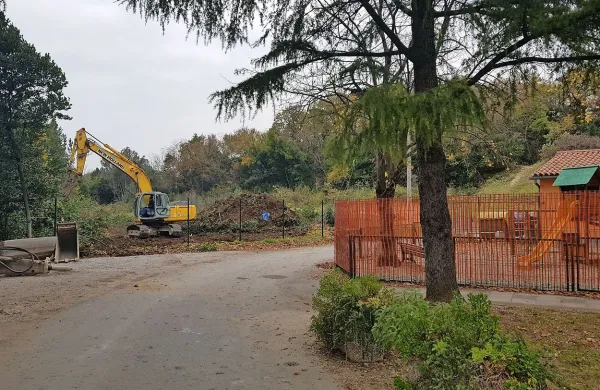 Delavci podjetja Godina  čistijo in pripravljajo teren za gradnjo 
novega vrtca ob OŠ Dekani.