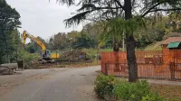 Delavci podjetja Godina  čistijo in pripravljajo teren za gradnjo 
novega vrtca ob OŠ Dekani.