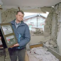 Jože Kanalec z uro, ki se je na velikonočno nedeljo leta 1998 ustavila ob 12.55.
