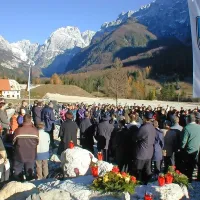 Domačini se vsako leto poklonijo žrtvam plazu Stovže. 