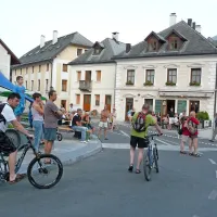 Bovec in celotno Zgornje Posočje je s popotresno obnovo veliko pridobilo. V trdnih domovih 
so uredili mnogo turističnih apartmajev. 