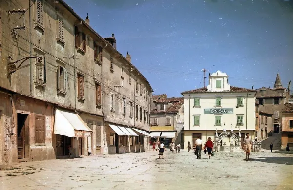 Do leta 1957 se je iz obalnih mest izselila večina italijanskega 
prebivalstva. Na fotografiji je Koper leta 1954.