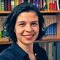Marjana Garzarolli: “Označbo, da smo Primorci pleme večno 
nasmejanih posameznikov, si včasih nadenemo sami, še 
pogosteje pa nas za take označijo v  drugih regijah. Ob taki 
evforiji si ne morem kaj, da ne bi zavijala z očmi.”