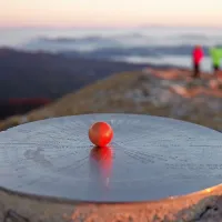 Na temo kroga je Iztok Snoj združil krog in kroglico na vrhu 
Snežnika.