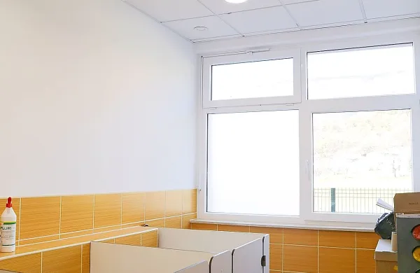 Kaj bi se zgodilo,  če bi plošče padle na katerega od malčkov, 
ko bi bil na stranišču?  